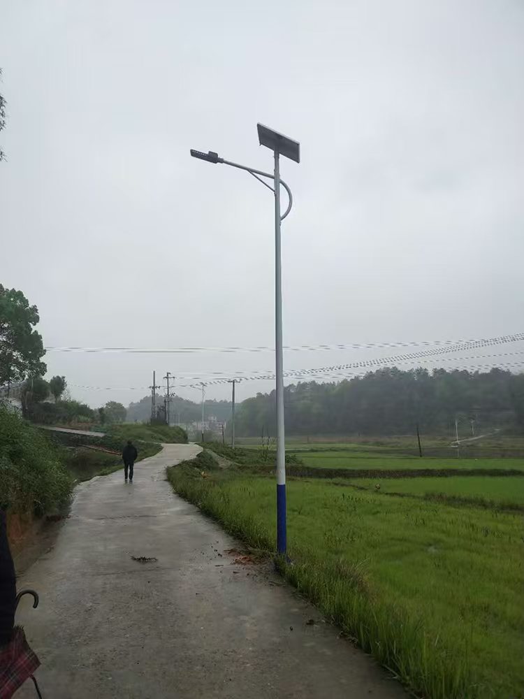 光控知晝夜，時(shí)控掌規(guī)律，遙控隨心意——太陽(yáng)能路燈的智能設(shè)計(jì)
