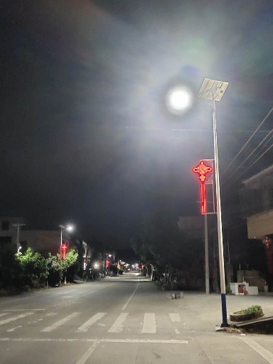 太陽能路燈：以光控應天色，以時控遵節(jié)律，以遙控便生活