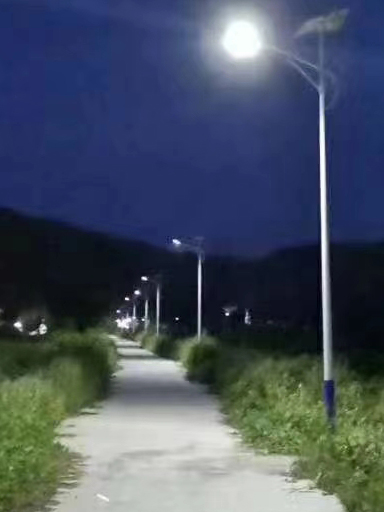 甘肅墩煌黃渠鎮(zhèn)：太陽(yáng)能路燈照亮新農(nóng)村“幸?？鞓?lè)光”